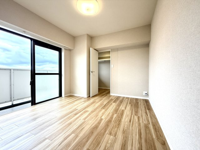【洋室約5.7帖】　陽光が似合う、ナチュラルな装い。様々なインテリアコーディネートを楽しめます。