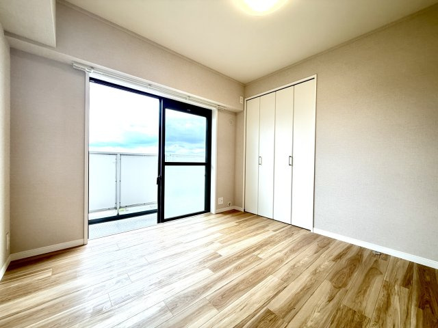 【洋室約5.0帖】　家具の配置のし易い室内です。趣味の部屋としても充分な広さを確保しております。