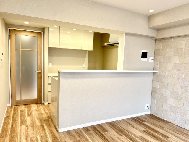 【キッチン】　リビングを見守りながら調理できる、安心感のある設計です。