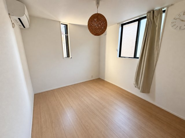 ベッドやデスクを配置して、自分だけのお気に入り空間に♪寝室や子ども部屋など幅広く活用できます。