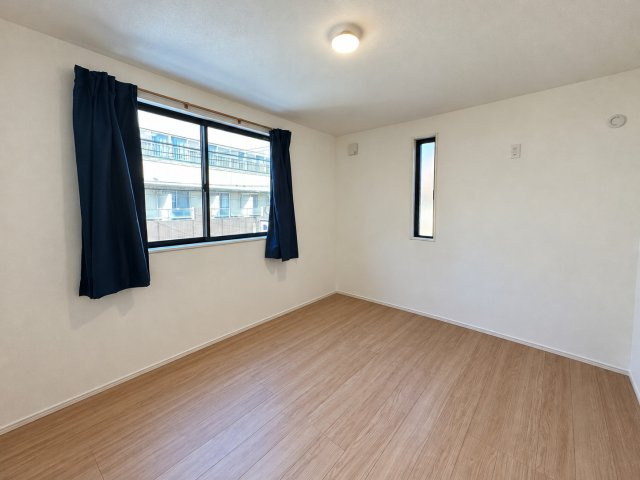 プライベートな時間をゆったり過ごせる洋室♪一日の疲れを癒やす落ち着いた空間にぴったりです