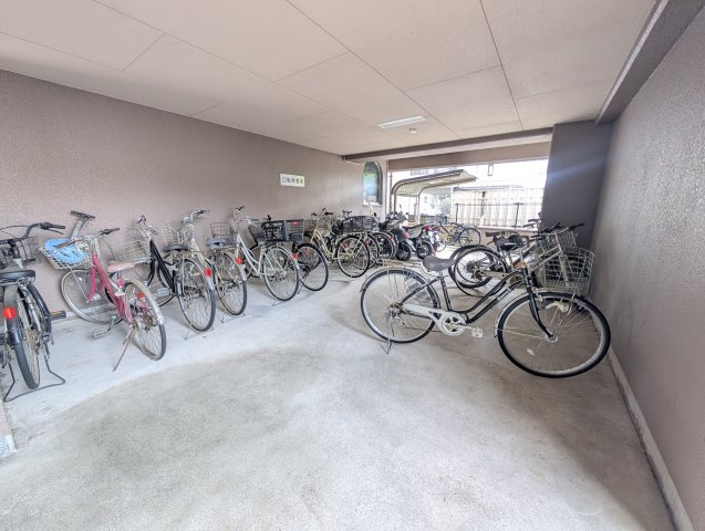 建物1階部分は駐車場だけでなく駐輪場も設けてあります。区画はフリーになっています。使用料は無償です。