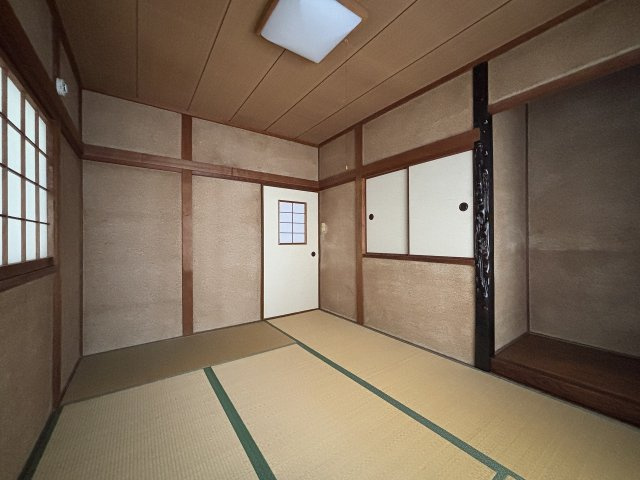 2階北側の和室です。　障子貼替済み。　