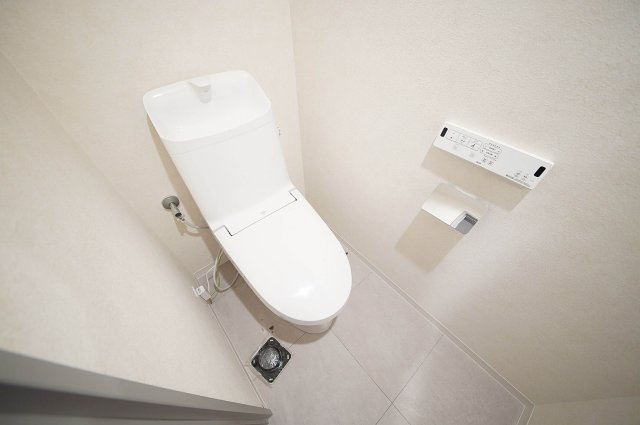 白を基調とした清潔感あるトイレ、温水洗浄便座付きで毎日気持ちよく利用できます