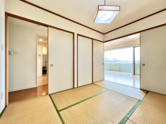 約6帖の和室になります。来客用のお部屋としても活用していただけます。押入も備わっております。