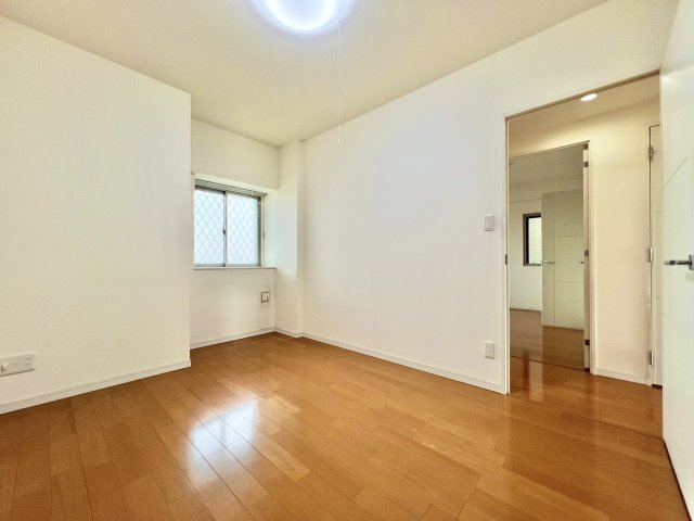 約6帖の洋室になります。窓やクローゼットがあり、お子様のお部屋にピッタリですよ?