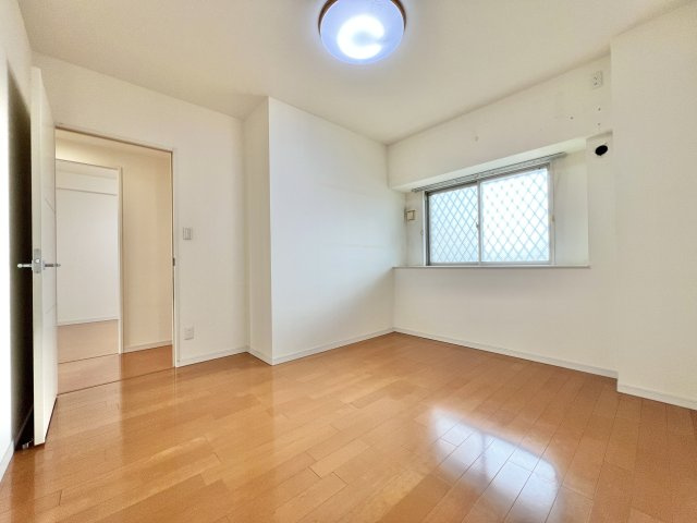 約7.1帖の洋室になります。ウォークインクローゼットも備わっており、主寝室としてお使いいただけます。