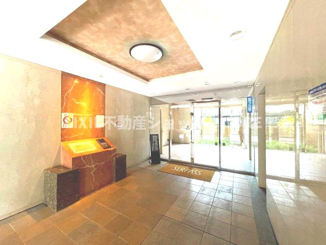 高級感あるエントランス部分になります。オートロックのマンションです。