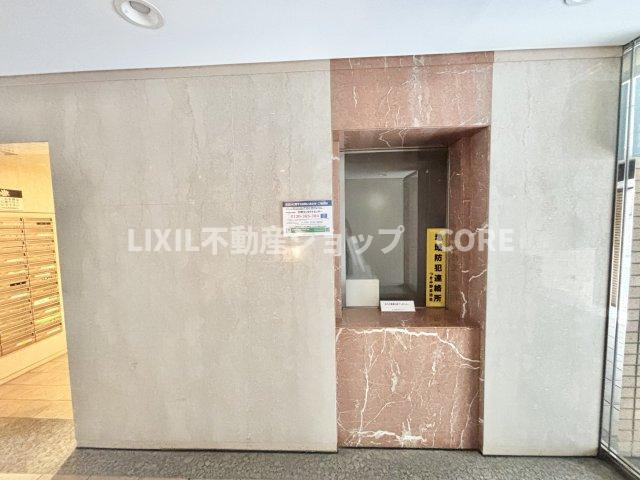 受付はマンションコンシェルジュがいる場合もあれば、管理人が滞在する小部屋を総称して呼ぶことがあります。