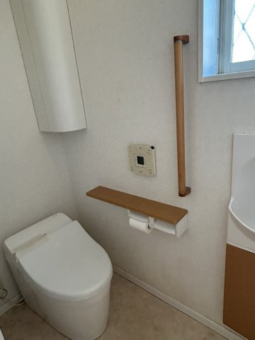 1階トイレの写真です。一部損傷があり、入居前に交換をオススメします。