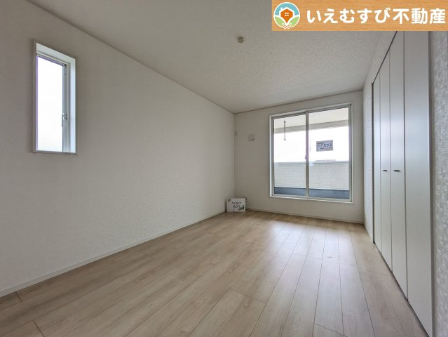 シンプルで明るいお部屋　2面採光で日当り良好！シンプルなお部屋なので自分で家具を選ぶのが楽しみですね！