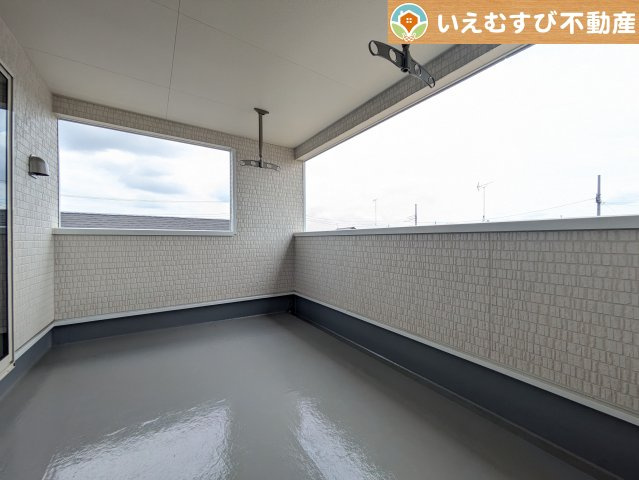 ゆとりの広さのインナーバルコニー　急な雨でもインナーバルコニーなら安心！天気を気にせず干して外出できます♪
