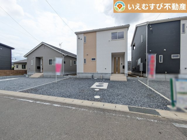 並列3台駐車可能なゆとりのカースペース　複数台車をお持ちでも、お友達が遊びに来てもゆとりの駐車スペース！