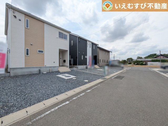 充分な広さの前面道路　間口が広くお車の出し入れも問題なく行えるスペースが確保されています♪