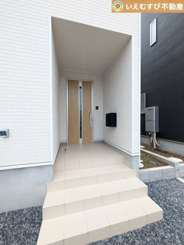 落ち着いた色づかいのエントランス　駐車場からアクセスの良いエントランス。雨の日や荷物が多くても安心の動線♪
