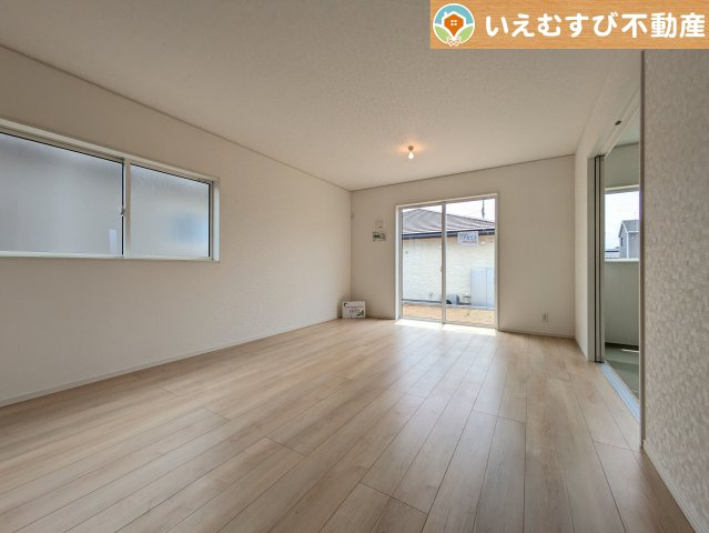 自然光で満たされる明るく開放感溢れるリビング　たっぷりの採光で明るい空間。家族みんなでくつろげます♪