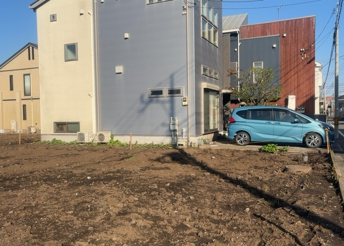 土地の形が極端に長細かったり、狭小地、あるいは道路との高低差がある傾斜地だった場合、後々売ろうとしても買い手がつかない場合もあります。後々、売却することになった時に価値の下がらない土地を選びましょう。