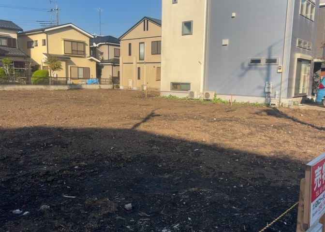 土地の面積＝住宅面積ではありません。建ぺい率の問題などで、土地のある場所によって住宅を建てられる面積は限られています。高さもしかり、「土地」という言葉の中には、建築条件も含まれると考えておきましょう。
