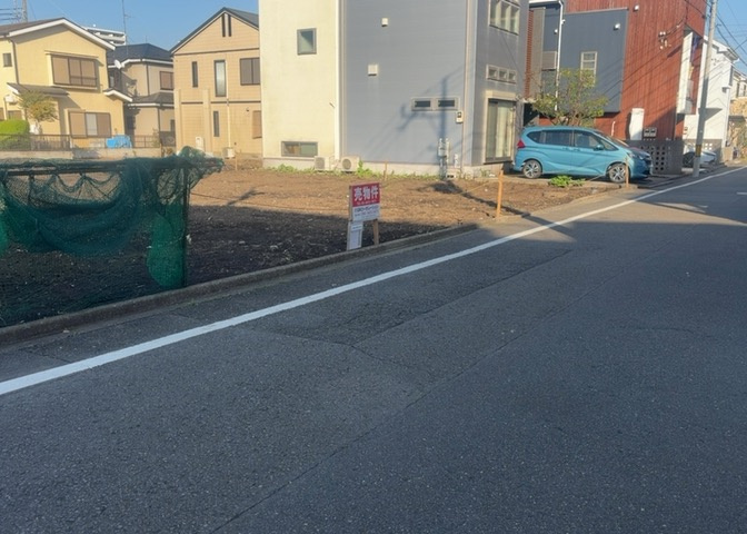 家を建てる場合、方位は要チェックです。現実的に日当たりのよい家ならばリビングは南側、建築基準法でも北側に当たる家への配慮は求められています。土地を見学に行く際は、方位磁針を持って行くようにしましょう。