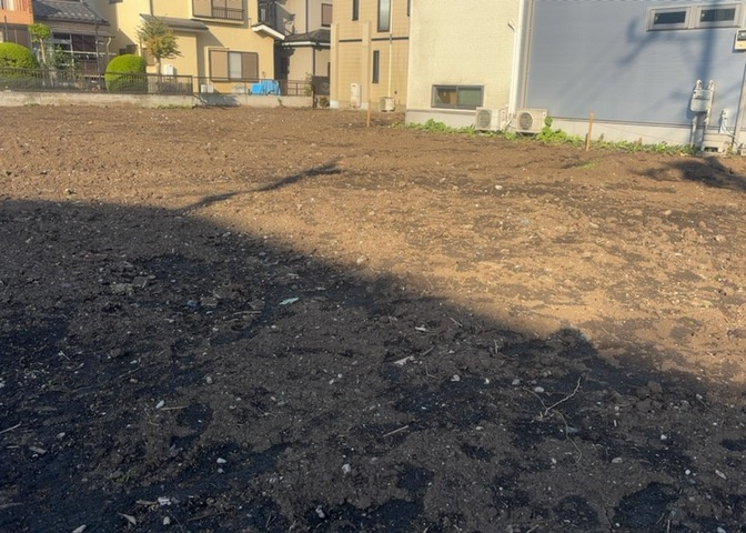 土地の前の道路に消火栓が設置されていることがあります。この場合、道路交通法第45条第1項により、駐車禁止の場所が指定されています。そのため、車庫などの駐車スペースをつくることができない場合があります。