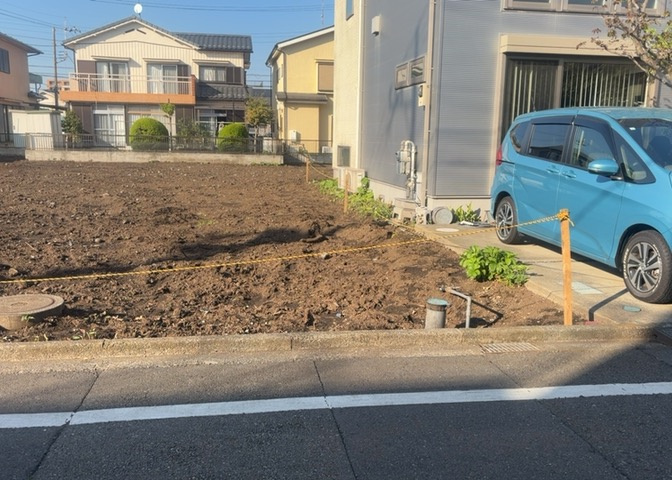 現地に行くなら、物件の周囲の地形がどうなっているかを見ることも大切です。周辺より低くなっている土地では、大雨などで水が集まりやすいため、地盤が弱くなっているということも考えられるため、注意が必要です。