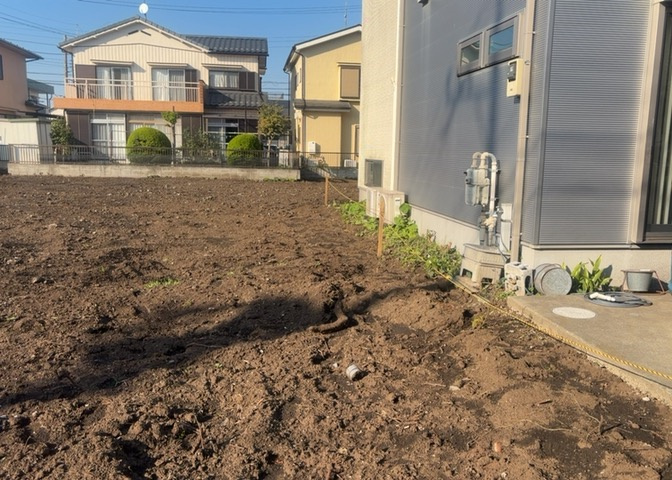 土地購入を検討されている場合、境界杭がない状態で購入してしまうと境界確定測量をする必要があり、費用がかかります。購入の前に、売主、隣土地所有者立ち合いのもと境界を確定し境界杭を設置するのがベストです。