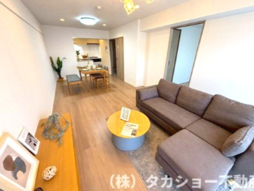 家族が集まるリビングです。　家具が設置してあり、イメージしやすいです!!