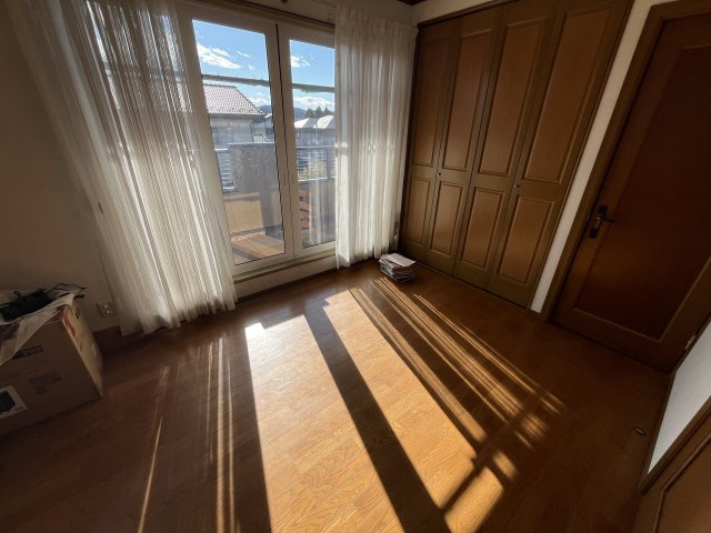 2F洋室　大きな窓からたっぷりと陽光が注ぎ込む明るい洋室です