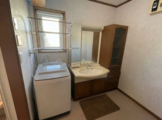 窓から自然光が差し込み、明るく清潔感のある空間で毎日の身支度も快適