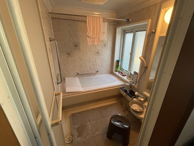 手すり付きで安全性に配慮された設計は、ご家族やシニアにもやさしい仕様