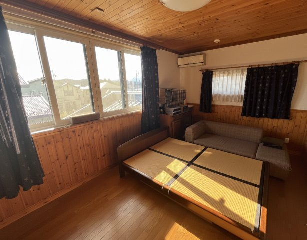 大きな窓から差し込む光が、日中の作業や読書にぴったりの環境を整えます