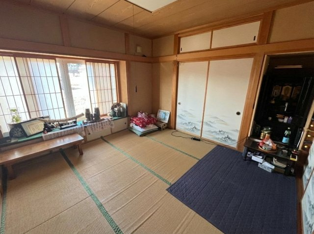 障子や床の間など、細部にまでこだわった和室。客間としてはもちろん、お昼寝や趣味のスペースとしても贅沢に活用できます。