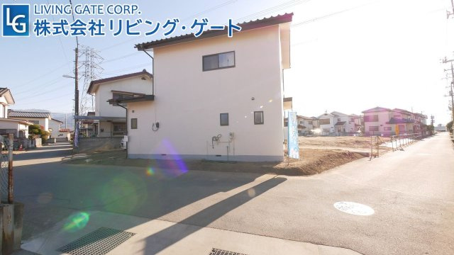 建物西側。