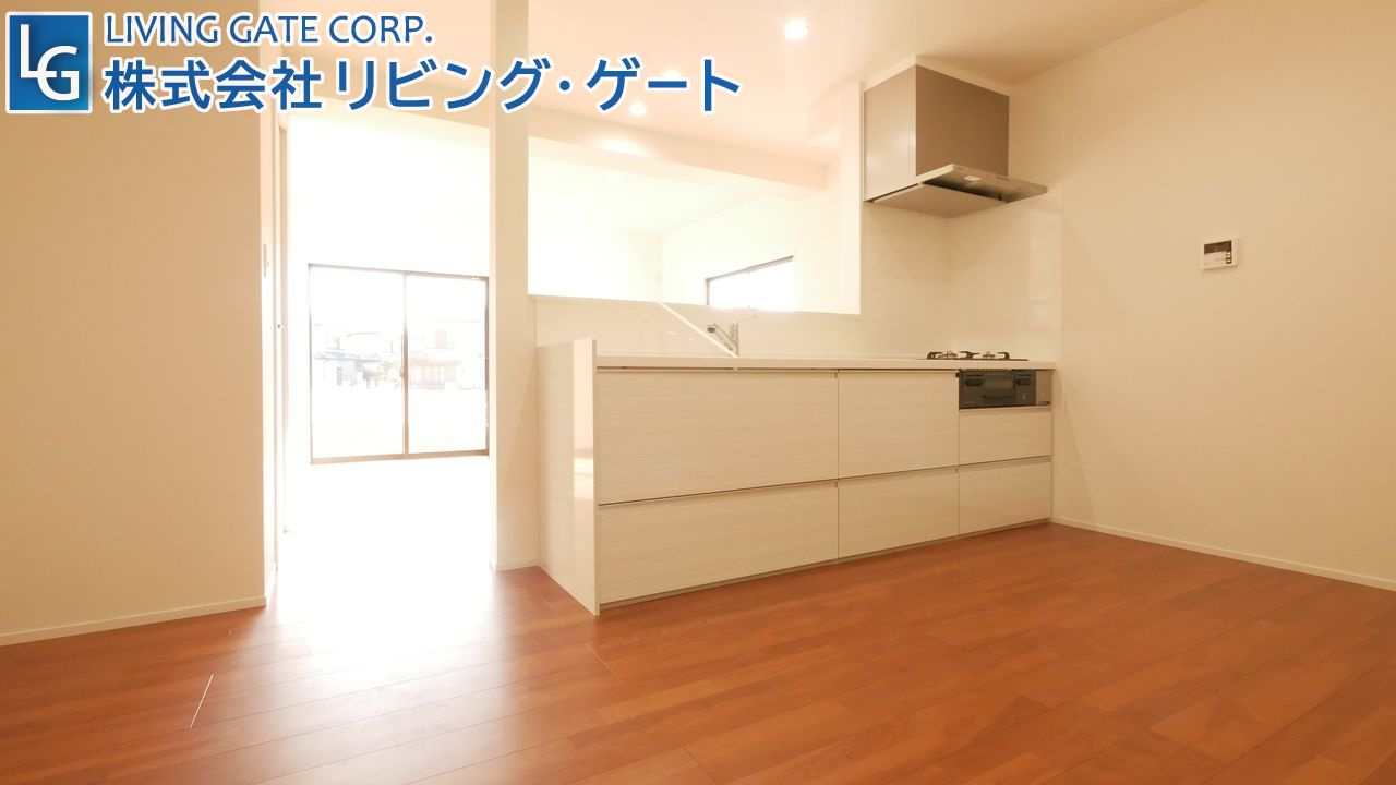 便利なカウンターキッチン　吊戸棚レスで明るいキッチンです。