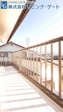 南向きバルコニー。目の前に高い建物が無い為、陽当たり良好。