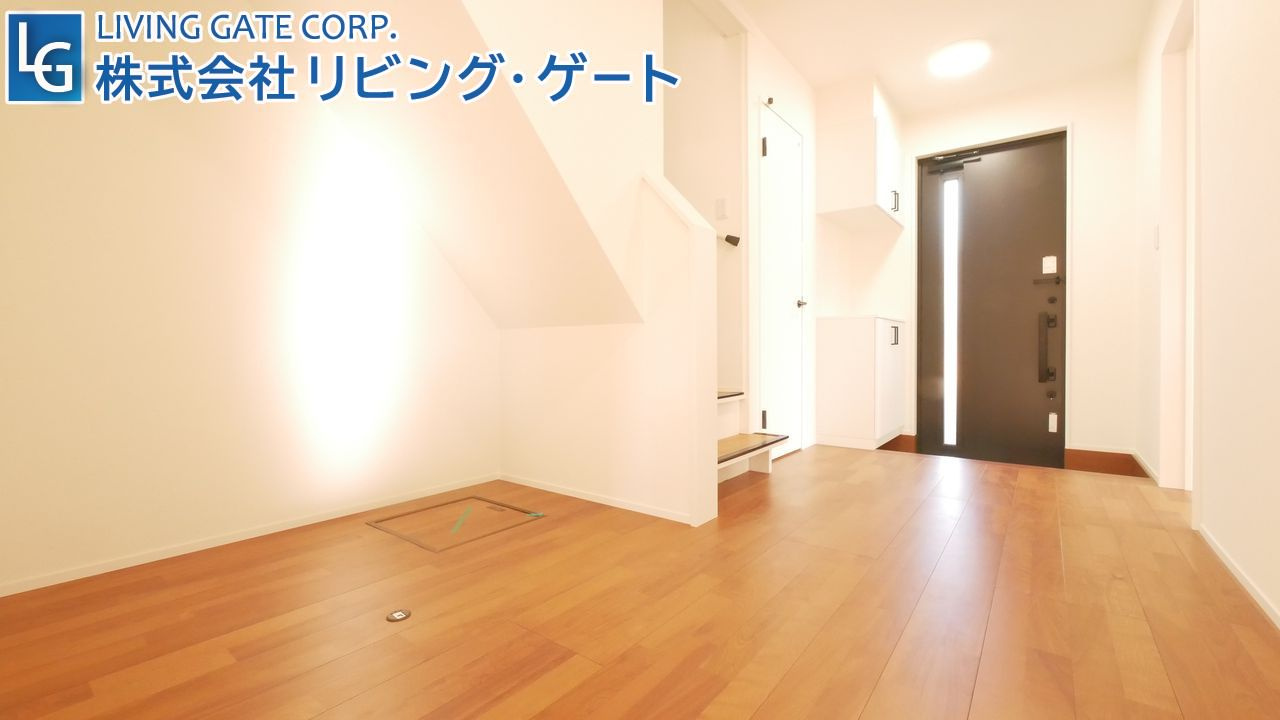 1階階段下スペース。幅広いスペースになっており、大きな物の収納としても使用出来ます。