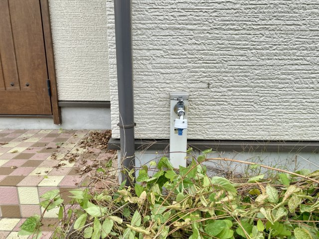 玄関横には便利な外水栓を配置。ガーデニングや外壁・窓の掃除、アウトドア用品の洗浄など幅広く活用できます。ペットの足洗い場としても使いやすい位置で、生活の幅が広がります。戸建てならではの嬉しい設備です。