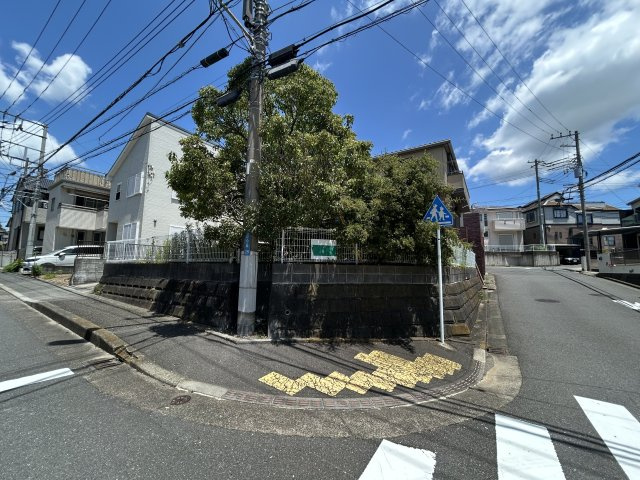 道路幅員も南側は約6ｍ、西側は約9ｍとなり圧迫感の無い解放感な立地環境です。