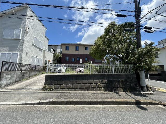 田浦中学校まで徒歩で約10分、船越小学校までも徒歩で約16分となります。