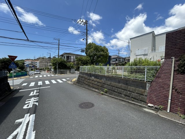 道路を挟めばすぐに船越8丁目公園もあり、お子様にも安心の環境が整っております。
