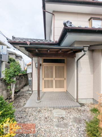 玄関扉も風情があります
