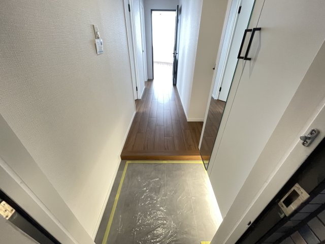 大きな鏡のついた玄関で、お出かけ前の身だしなみチェックもバッチリです。　