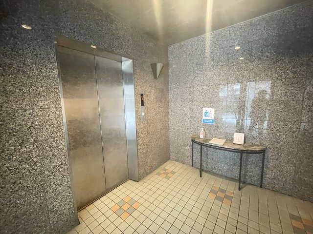 重たい荷物を持っていても、エレベーターがあれば安心です。　