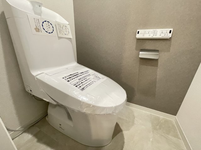 温水洗浄便座付きの清潔感あるトイレは、落ち着いた空間に。　