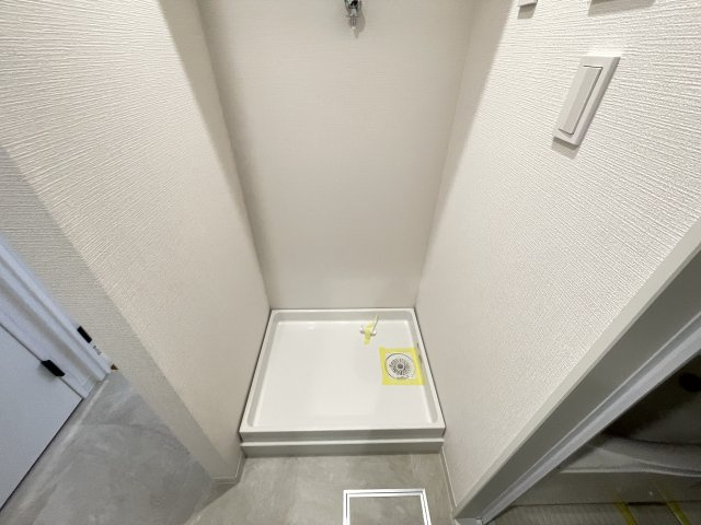 洗濯機置き場の上にも収納スペースがあり、小さなお子様の洗剤等の誤飲も心配不要。　