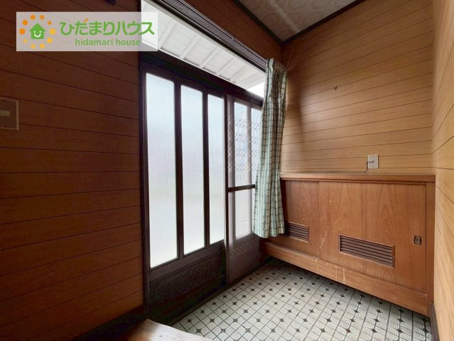 玄関収納充実。明るい光が差し込む清潔感あふれる玄関。