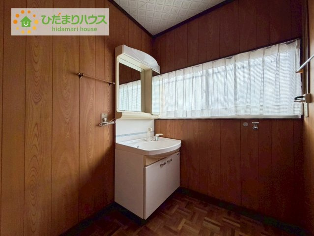 シンプルな独立洗面台となります