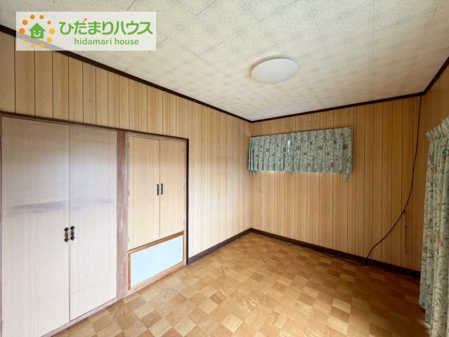 バルコニーに面していて、たっぷり光りの入る明るい主寝室です！