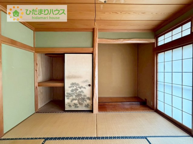 奥行きが広い収納スペースなので、お布団も楽々しまえますね！！