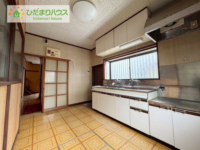 広々キッチン、弊社でリフォーム工事もお受付できます